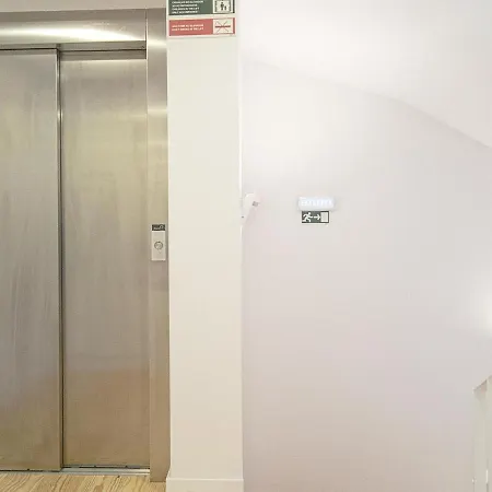 Bairro Alto Charming Bright With Ac Elevator شقة